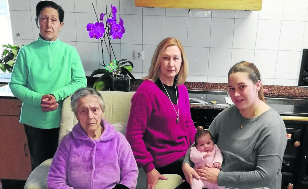 Aurora, de pie a la izquierda, y sentadas, Dominica, Blanca y Abigail, que sostiene en sus brazos a la pequeña Miranda.