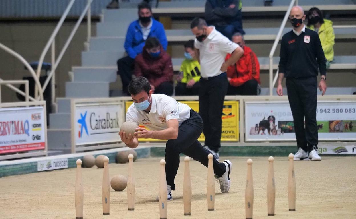Manuel Domínguez birla en el partido de ayer en Maliaño, con Gabi Cagigas y Rubén Rodríguez al fondo