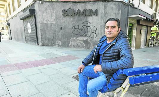 Gregorio del Amo, frente a la persiana bajada de uno de sus locales, el Sümmum, en la calle Casimiro Sainz de Santrander.