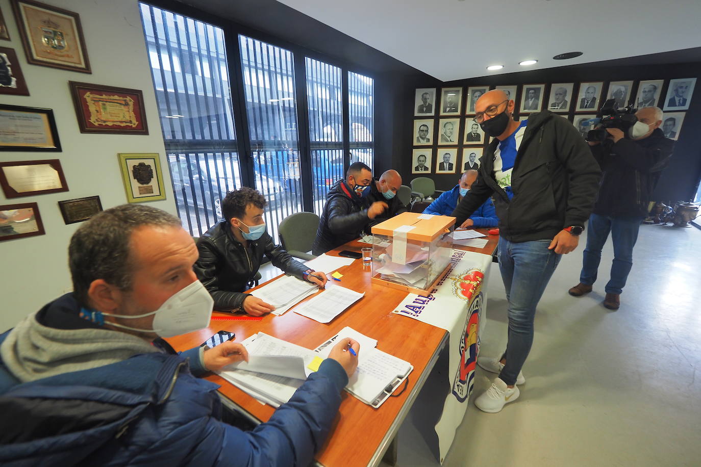 El proceso de votación arrancó en la mañana y se cerró a las ocho de la tarde dentro de un estricto protocolo de seguridad