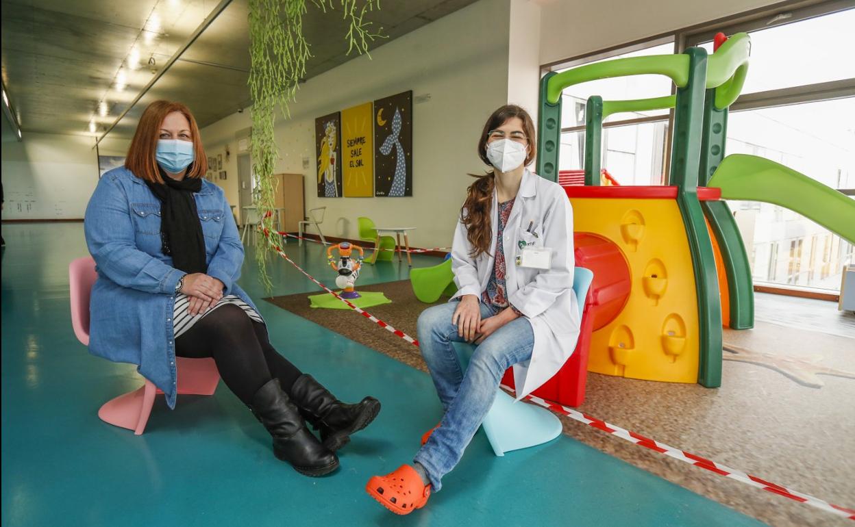 Esther Silván y Noelia Palacio, en la zona de juegos de la planta de Hematología de Valdecilla.