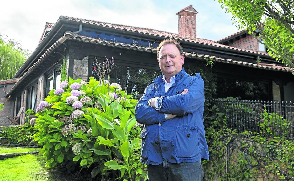 Jesús Blanco, en el jardín de la Posada de Langre. 