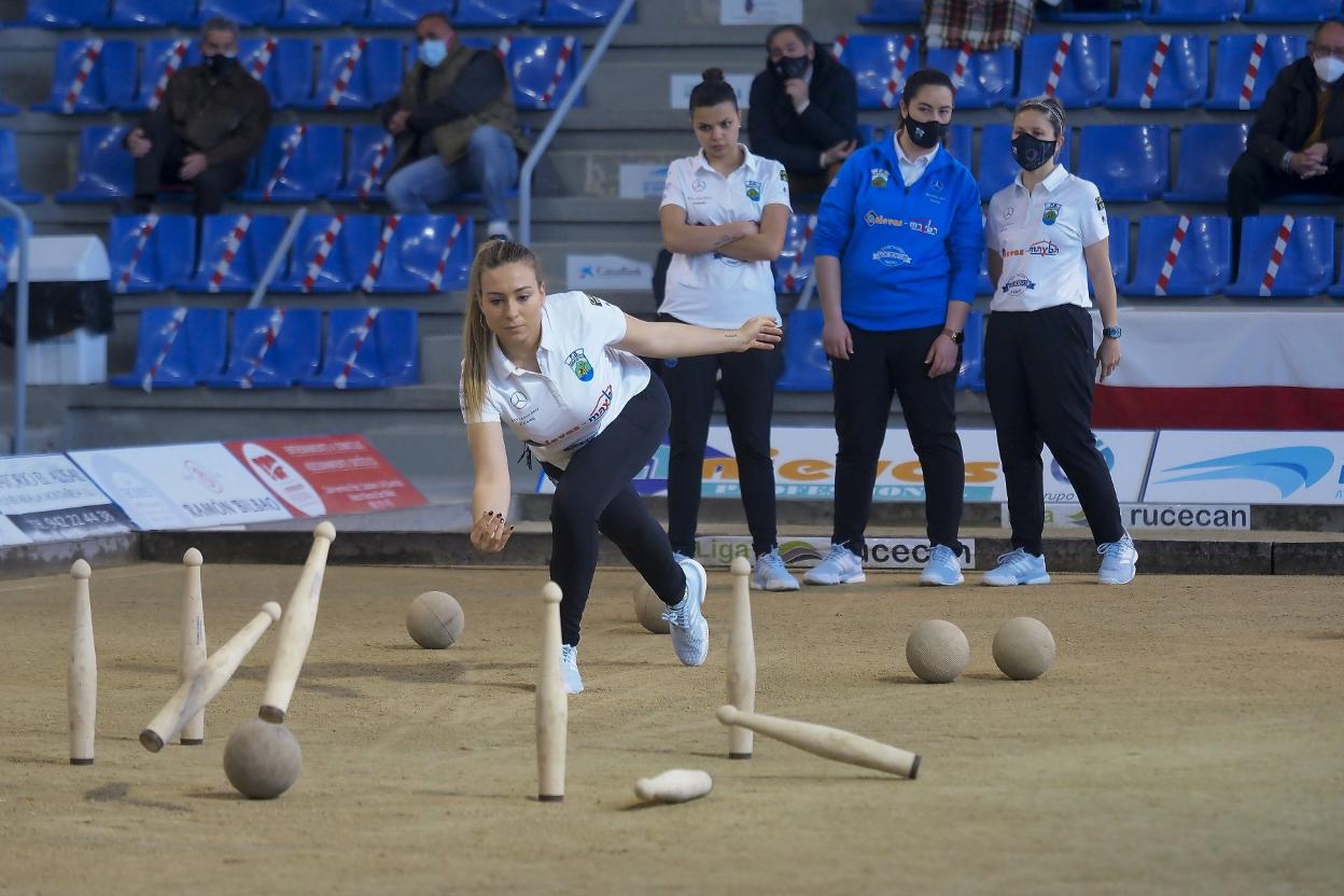 Naomi Solórzano birla para Peñacastillo. Al fondo, Andrea Gómez, Judit Bueno y Laura Abascal. 