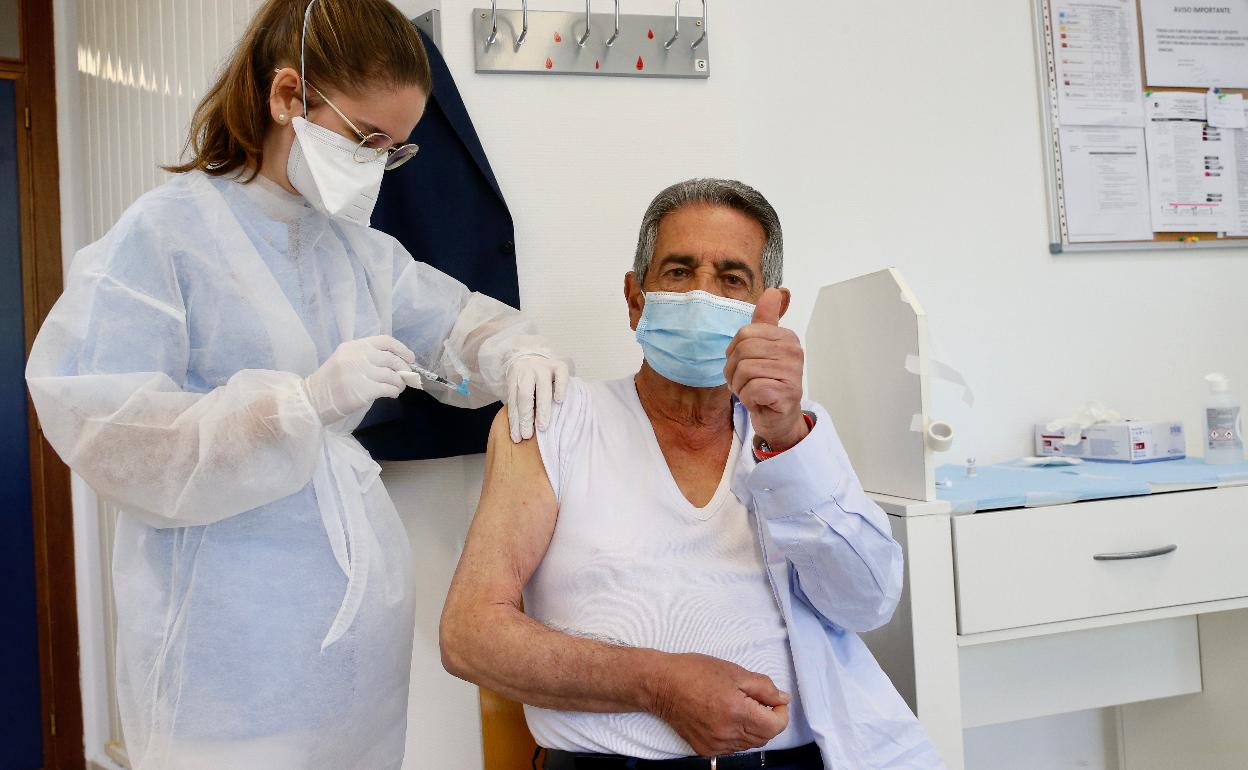 El presidente de Cantabria ha recibido la vacuna contra el covid este martes en su centro de salud. 