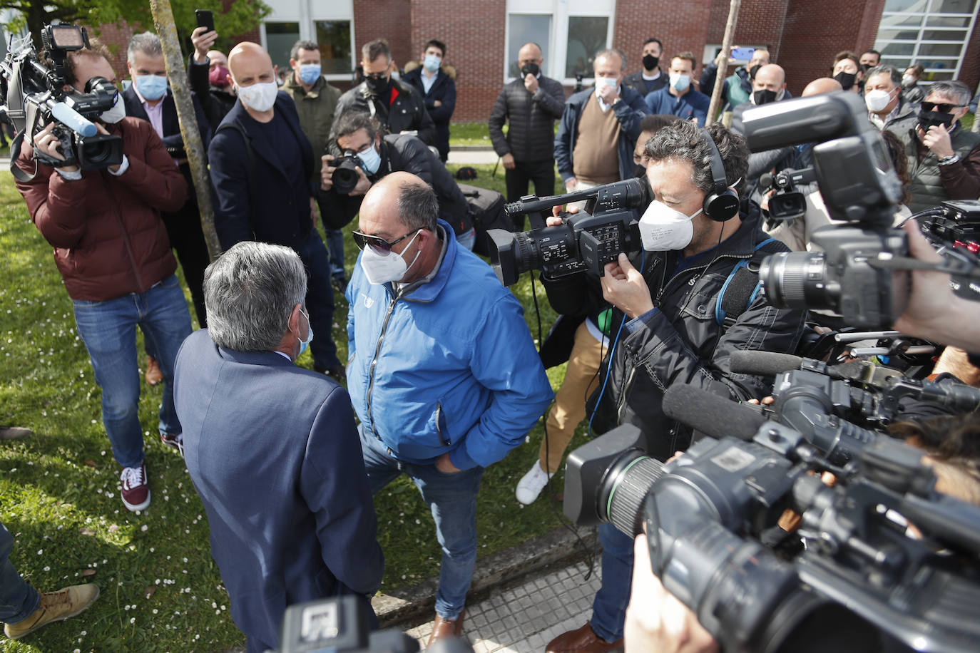 Los hosteleros han protestado y gritado «fuera, fuera» cuando Revilla ha llegado al Centro de Salud de El Astillero para darse la vacuna contra el covid. 