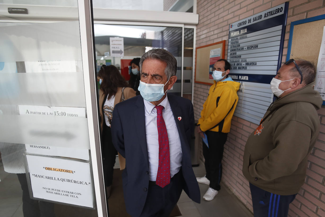 Los hosteleros han protestado y gritado «fuera, fuera» cuando Revilla ha llegado al Centro de Salud de El Astillero para darse la vacuna contra el covid. 