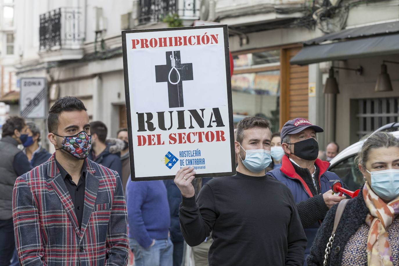 Hosteleros, en una de las concentraciones que han hecho para protestar por el cierre del interior de sus negocios.