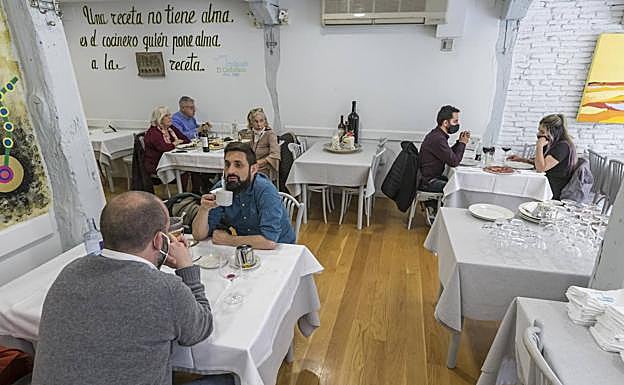 El Castellano. Imagen de este martes del comedor de la planta superior del local, sobre las tres de la tarde. 