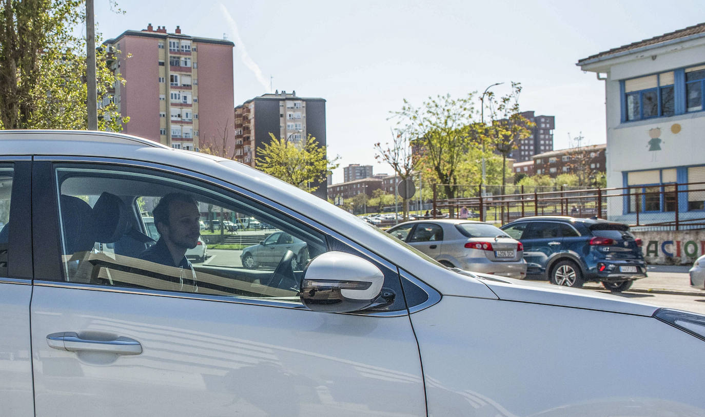 Lars Gerson abandona La Albericia en coche, tras suspenderse el entrenamiento de este miércoles.