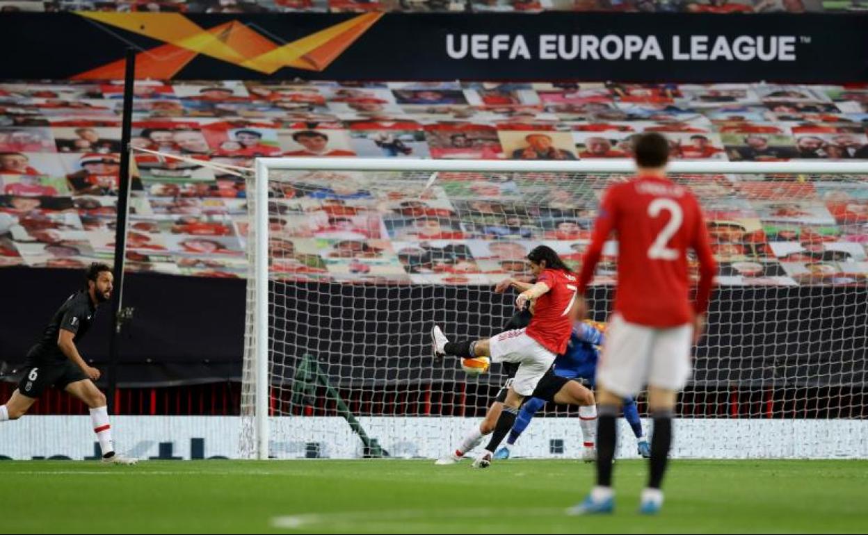 Edinson Cavani dispara a puerta para logran el primer gol del United.