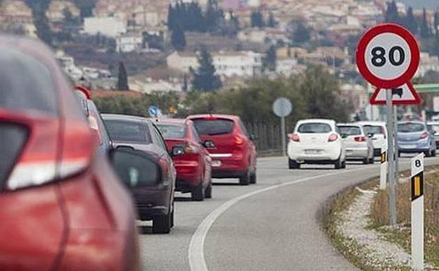 Una fila de coches en una imagen de archivo