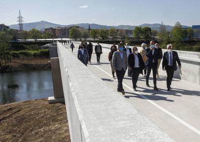 Imagen secundaria 1 - Torrelavega inaugura la nueva pasarela sobre el Saja-Besaya