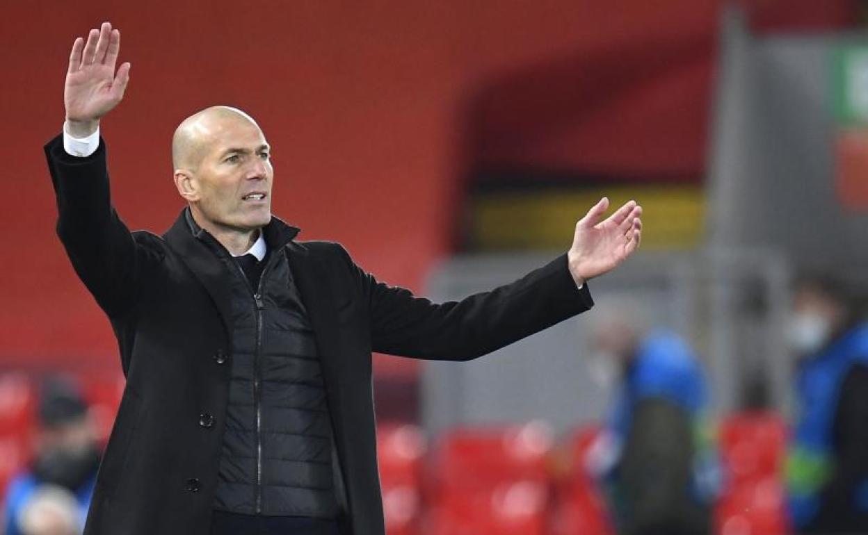 Zinedine Zidane da indicaciones durante el Liverpool-Real Madrid. 