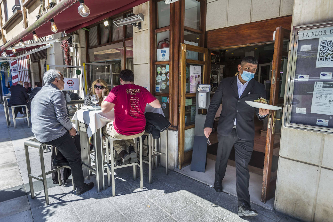 Un camarero de la Flor de Tetuán, en Santander, se dirige a la terraza del establecimiento a servir a los clientes.