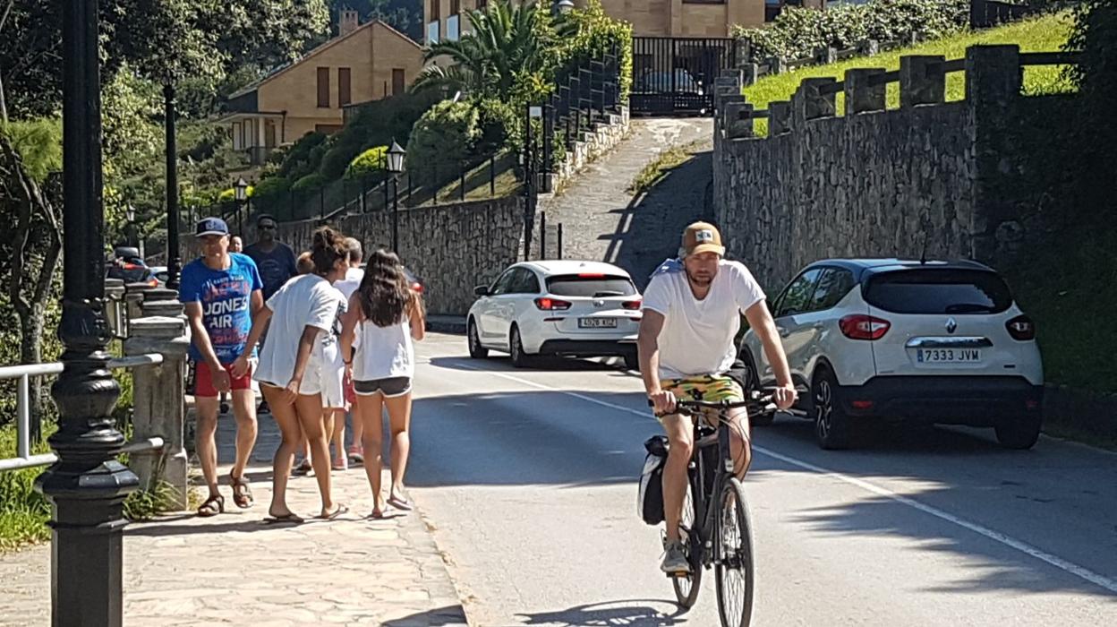 Zona de acceso a las playas de San Vicente, muy utilizadas por peatones y ciclistas para acudir a los arenales.