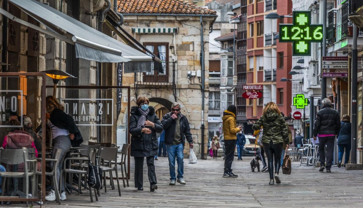 A pesar del frío, los reinosanos salieron este viernes a las calles para hacer los recados y tomar un café.