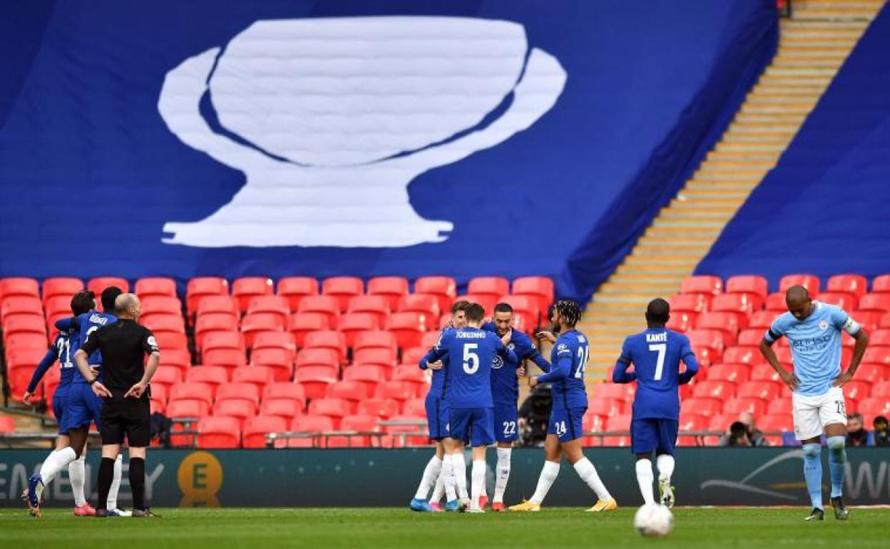 El Chelsea, celebrando el gol de Ziyech