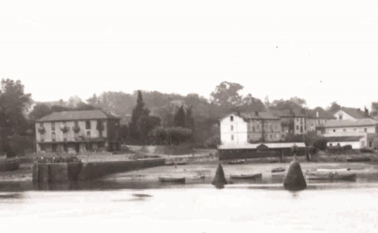 A la izquierda, La Fondona, y derecha, casa de baños. 1930