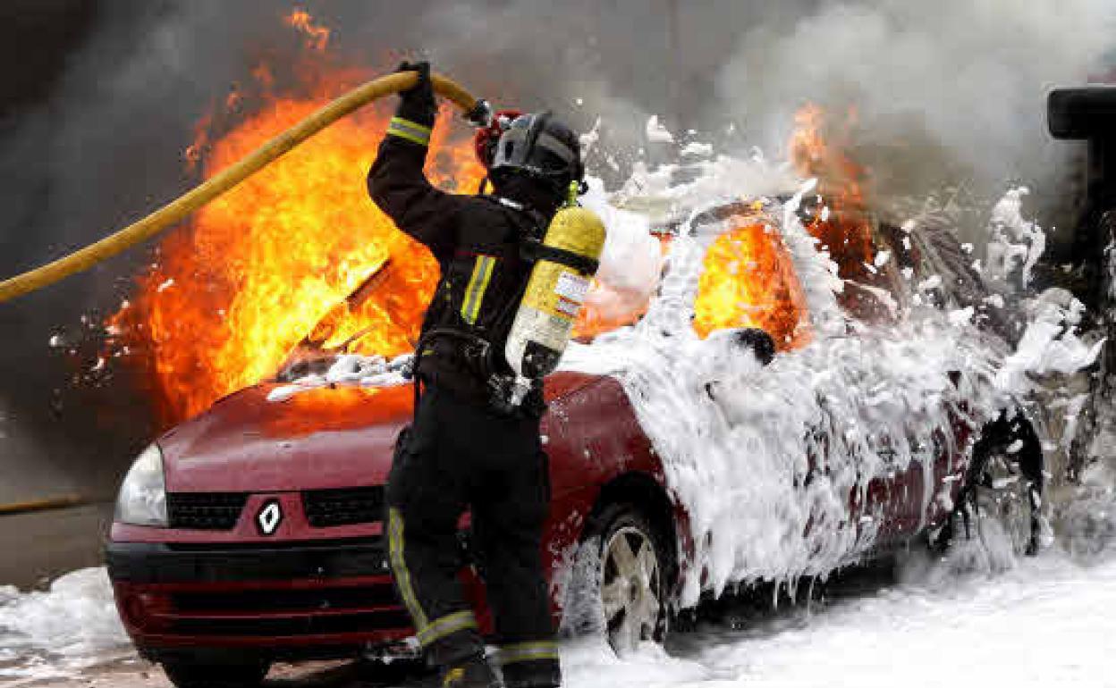 Un bombero de Torrelavega sofoca un coche incendieado