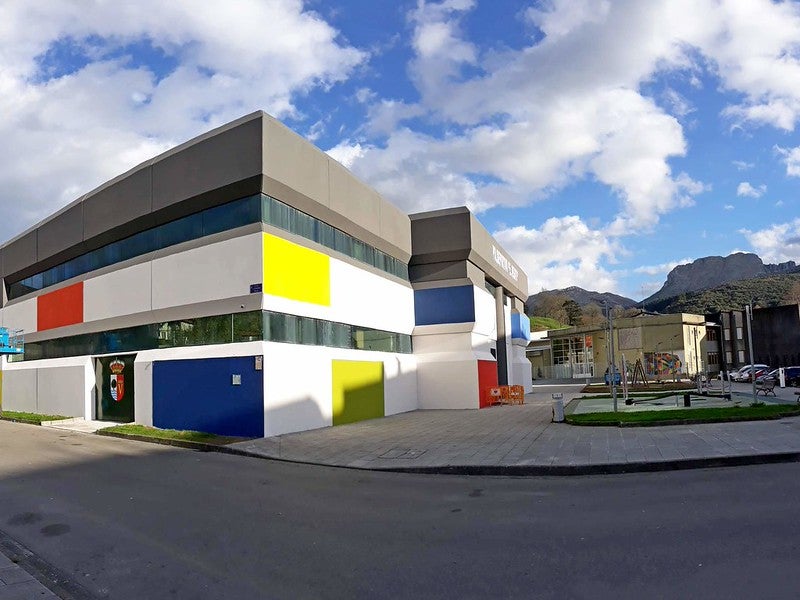 Imagen de archivo del polideportivo El Regato de Ramales.