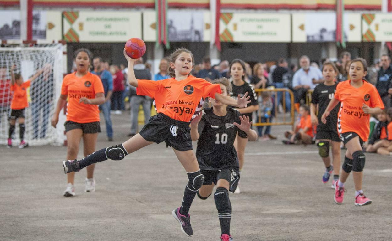 Las competiciones escolares de balonmano se celebrarán al aire libre en Cantabria