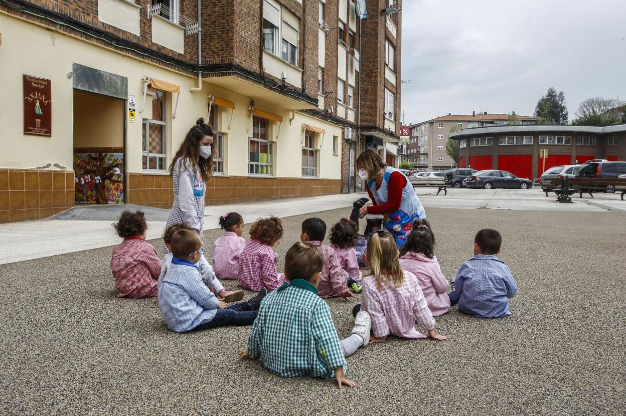 Niños y niñas de la escuela infantil Anjana, el único centro municipal para pequeños de hasta dos años. luis palomeque