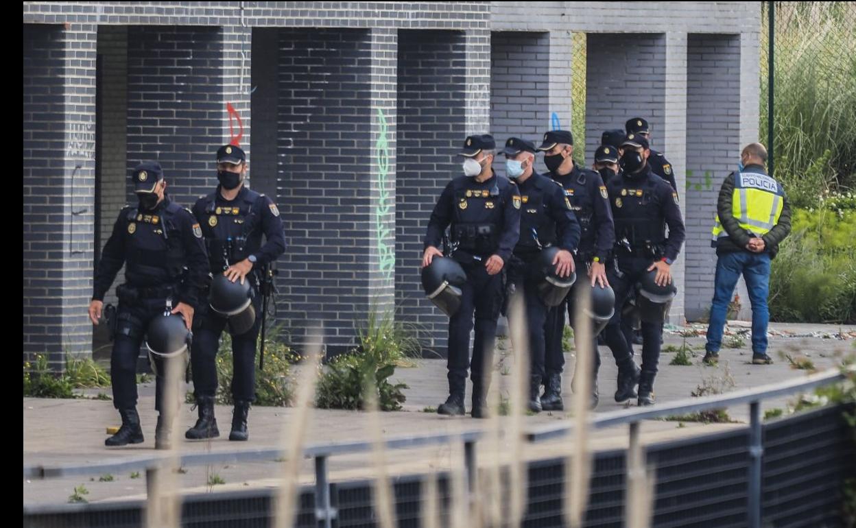 Agentes de la Policía Nacional inspeccionan los alrededores de un inmueble de Nueva Montaña. 