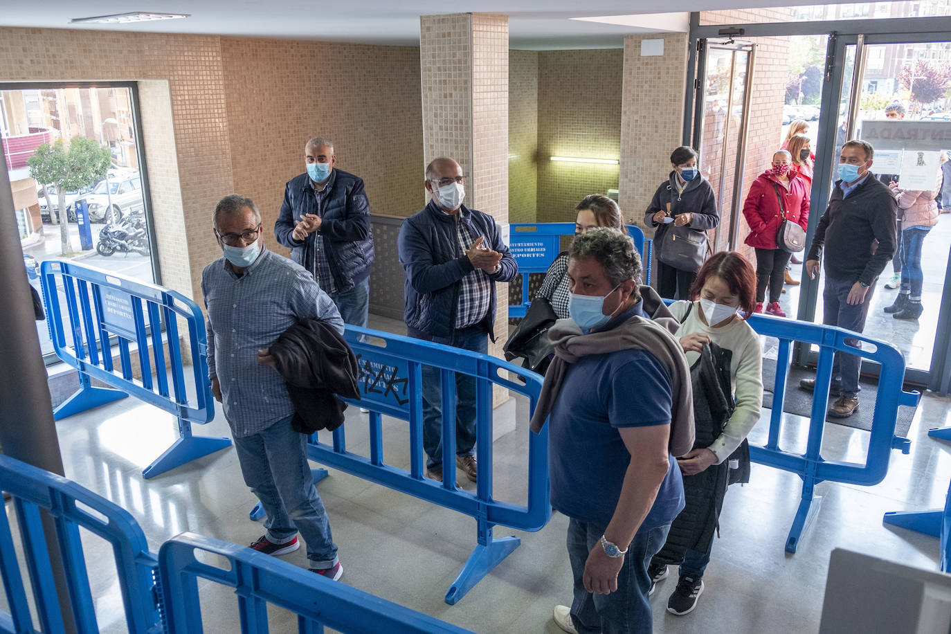 290 de los 316 vecinos citados hoy para vacunarse con AsrtraZeneca han acudido al polideportivo Pachi Torre. Sanidad prevé utilizarlo como centro de vacunación una vez a la semana en función de los sueros que reciba