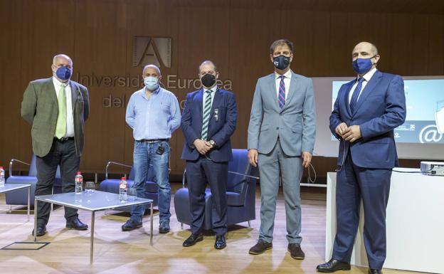 De izquierda a derecha, José Luis Pérez, José Manuel Carral, Rubén Calderón, Enrique Conde y Joseba Argoitia. 