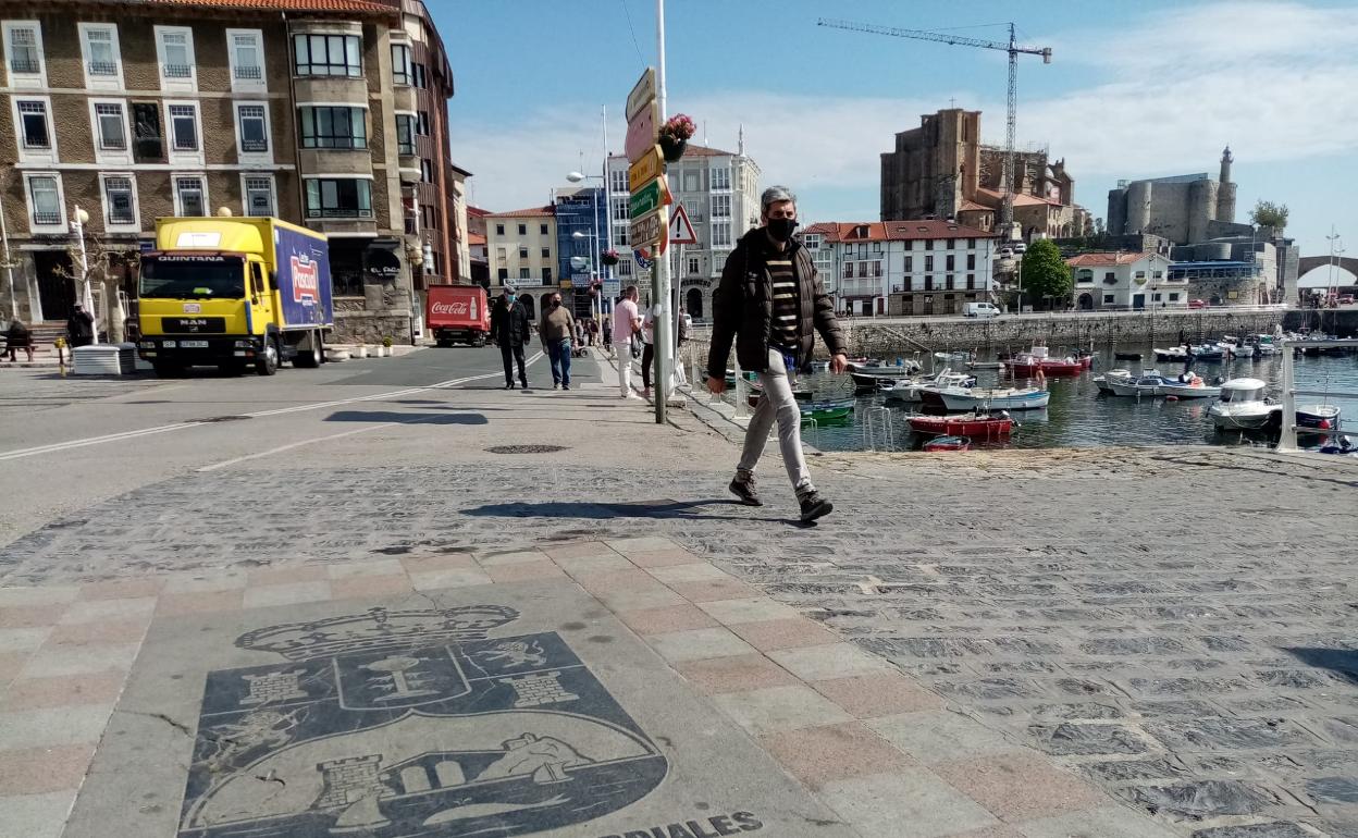 Escudo de la ciudad en el entorno portuario.