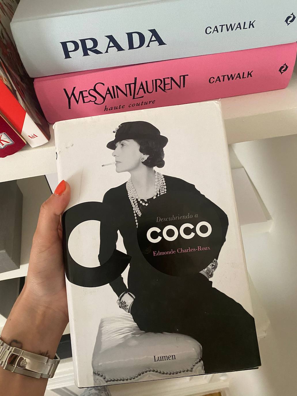 Ana Mohino Zugasti. 'Descubriendo a Coco', de Edmonde Charles-Roux. «Fue el primer libro que leí relacionado con la moda cuando esta me comenzó a interesar como algo más que un hobby y desde entonces me ha servido como referente. En este libro se plasma la biografía de la famosa diseñadora Coco Chanel, una de las figuras más grandes que ha existido jamás dentro del mundo de la moda y un ejemplo a seguir debido a su perseverancia para alcanzar metas profesionales, además de ser una pionera en la lucha por la igualdad de género dentro de un sector controlado por hombres. Bajo mi punto de vista es una lectura recomendada para todo tipo de lectores independientemente de si quieren desarrollar su carrera dentro de la moda, ya que plasma valores fundamentales que son indispensables en la sociedad».