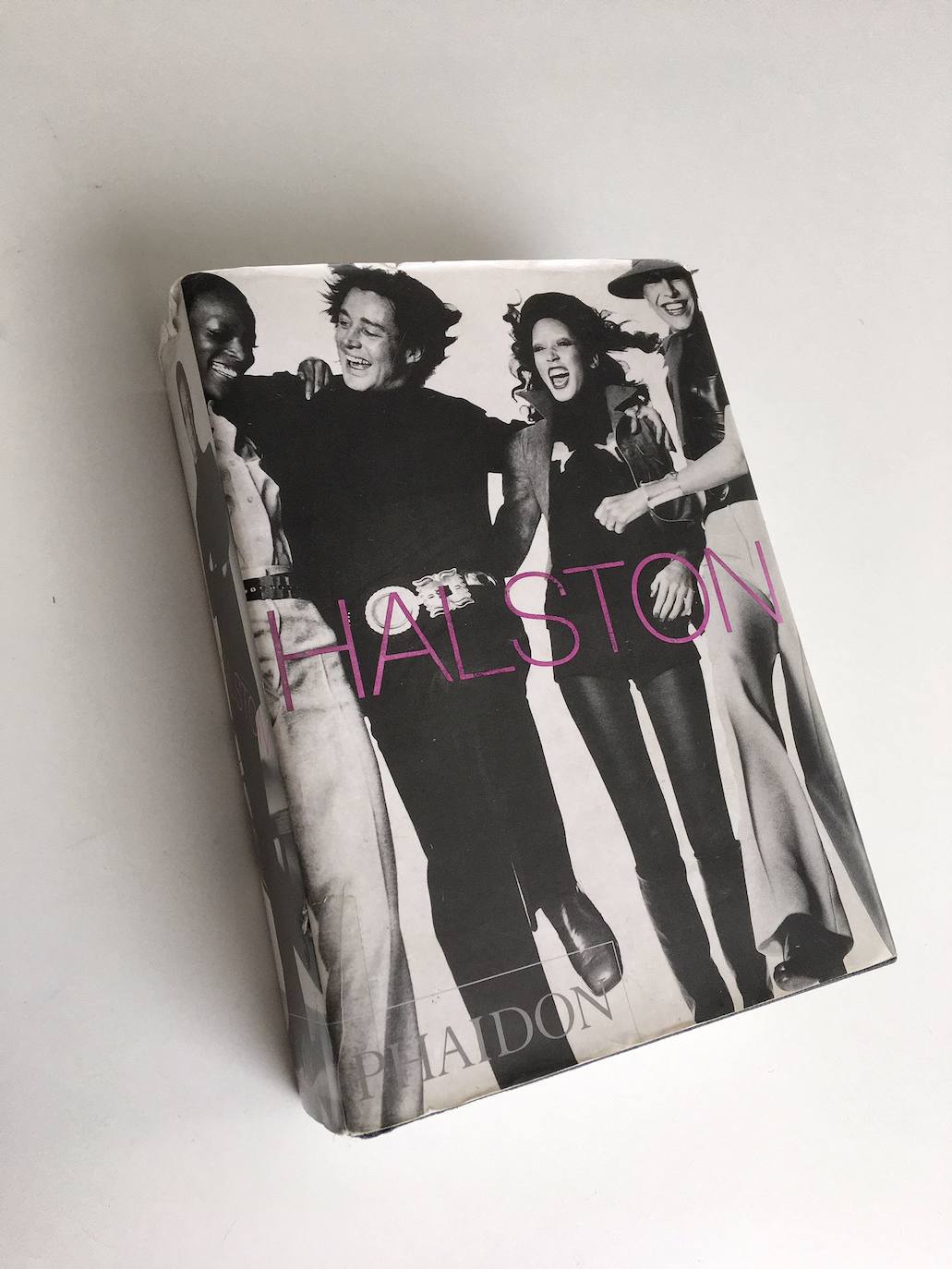 Luis Alonso. 'Halston', de la editorial Phaidon. «Hace casi 20 años encontré este libro en la librería Lello de Oporto. No iba buscando nada en concreto y su descubrimiento fue para mí como una aparición religiosa. Halston es uno de mis diseñadores de referencia y uno de los modistos americanos más influyentes de la segunda mitad del siglo XX. Su vida y su obra son para mí fuente de inspiración, glamour y sofisticación urbana. Este libro reúne una gran cantidad de maravillosas imágenes desde el principio hasta el final de su carrera. ¡Un auténtico lujo!».