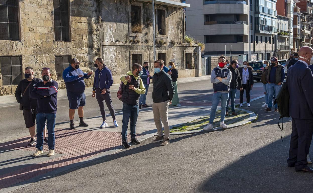 Los hosteleros concentrados esta mañana en la puerta del Parlamento