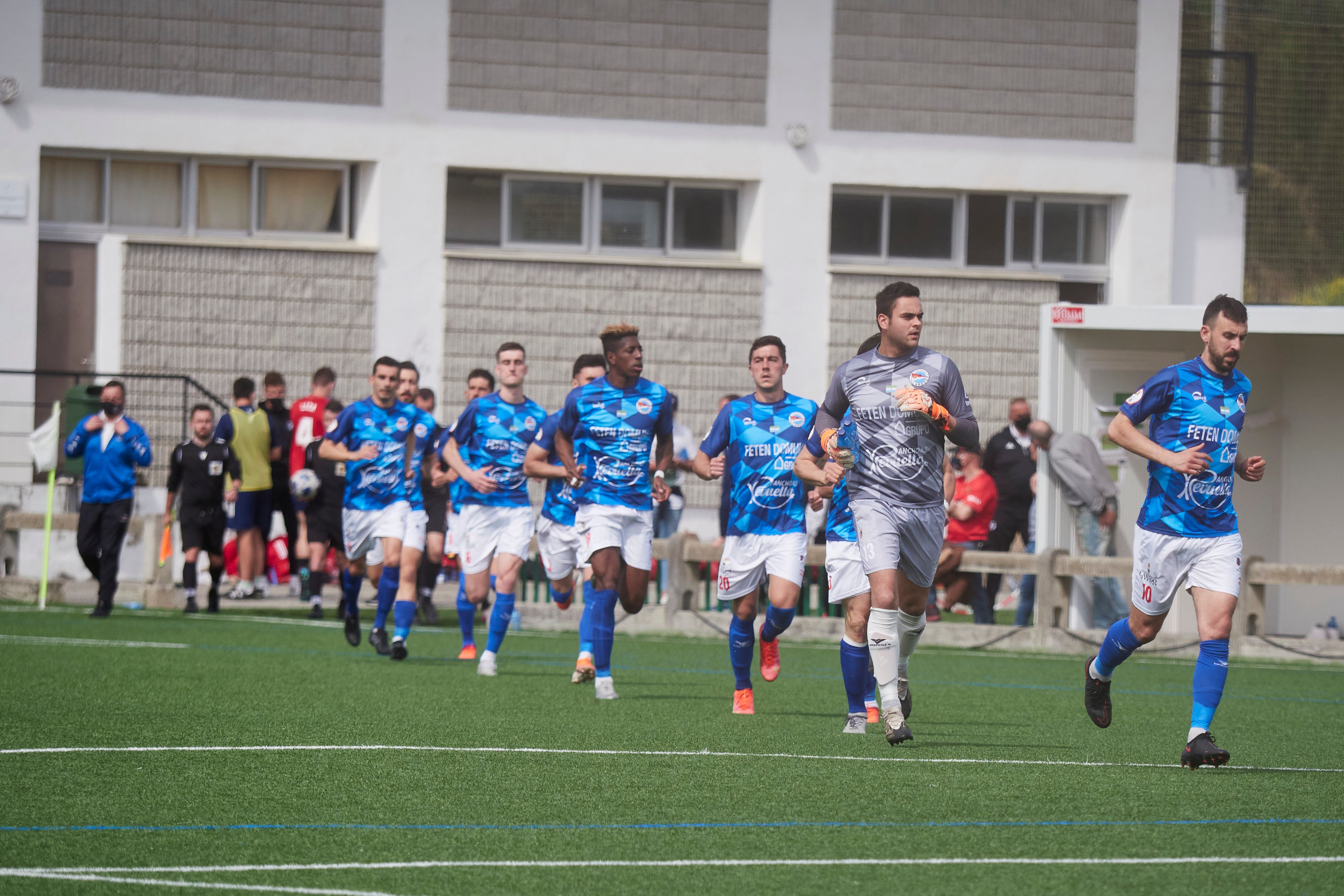 Los pejinos sufrieron la expulsión de dos jugadores en Tajonar, donde cayeron por 3-1