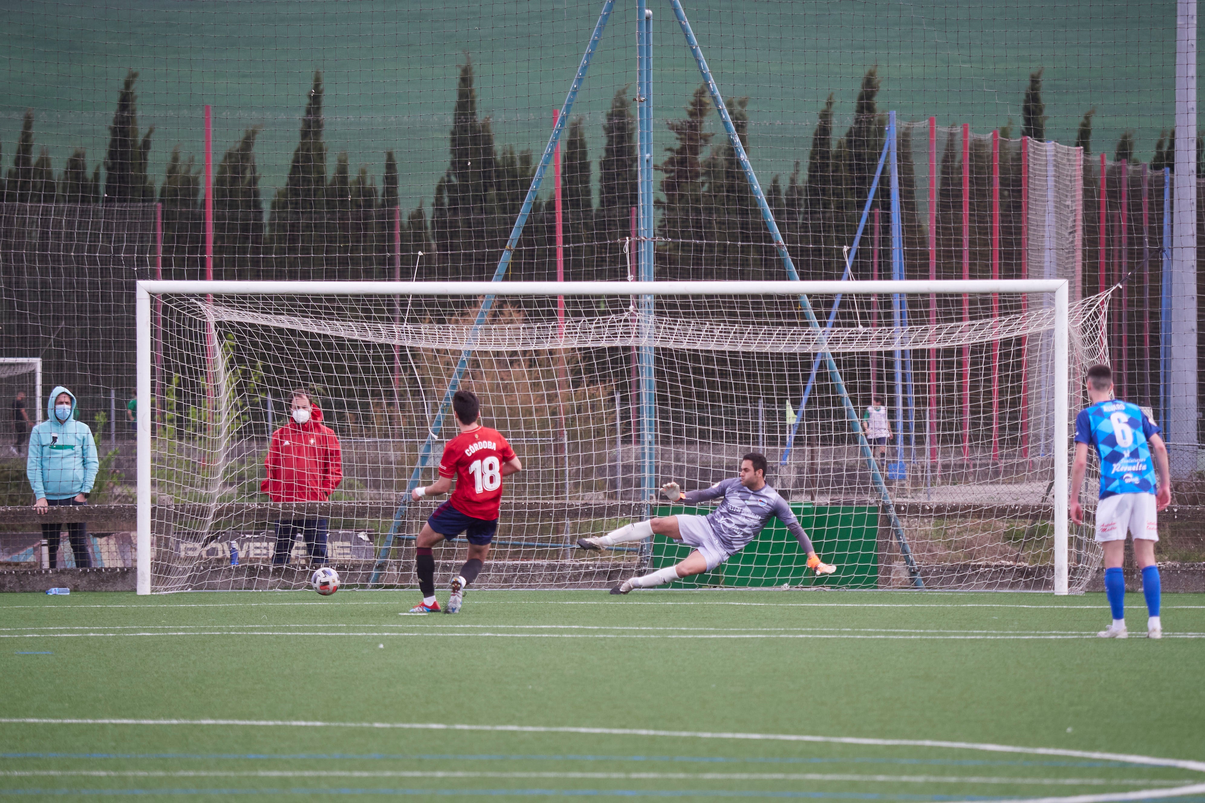 Los pejinos sufrieron la expulsión de dos jugadores en Tajonar, donde cayeron por 3-1