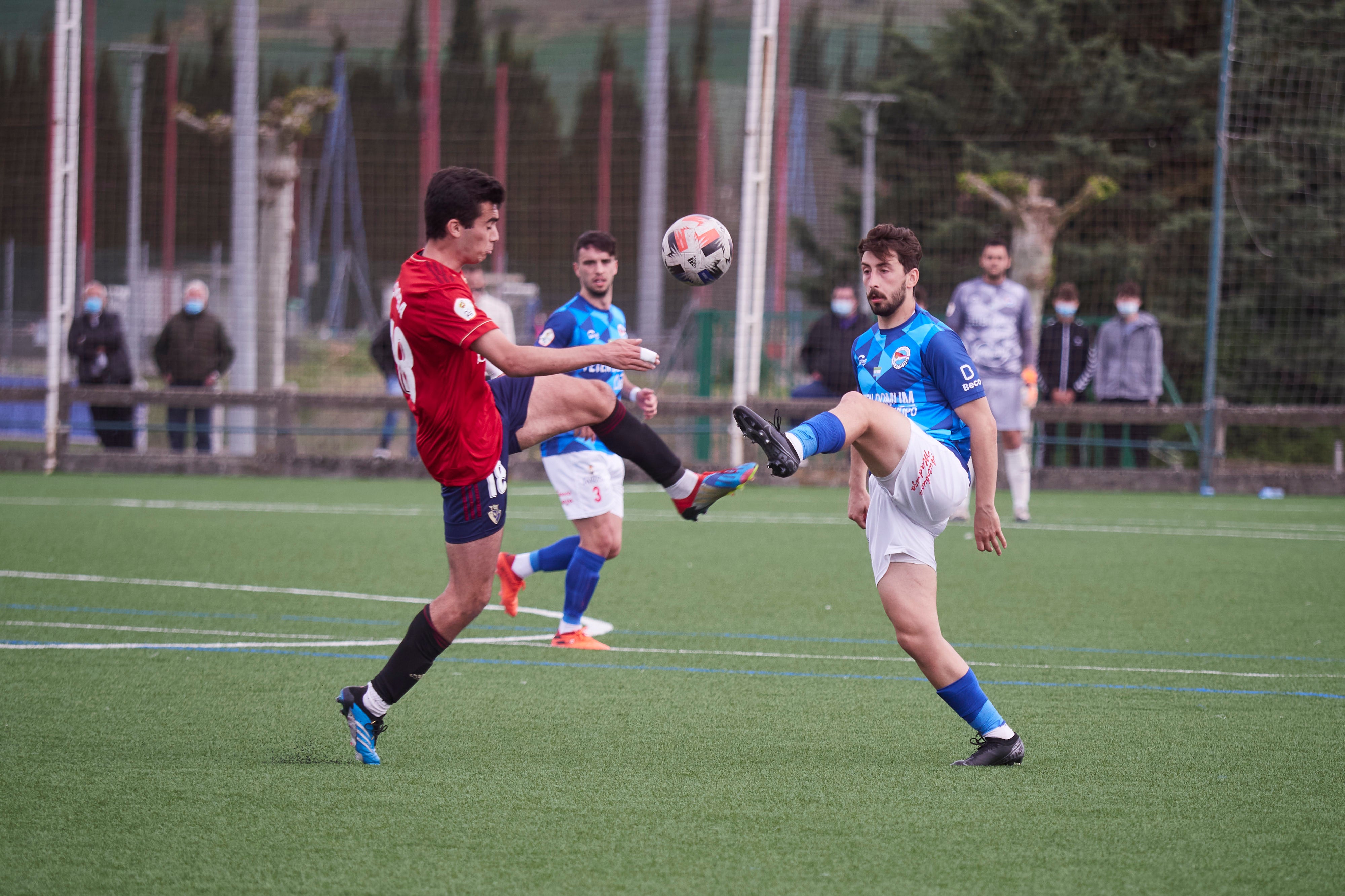 Los pejinos sufrieron la expulsión de dos jugadores en Tajonar, donde cayeron por 3-1