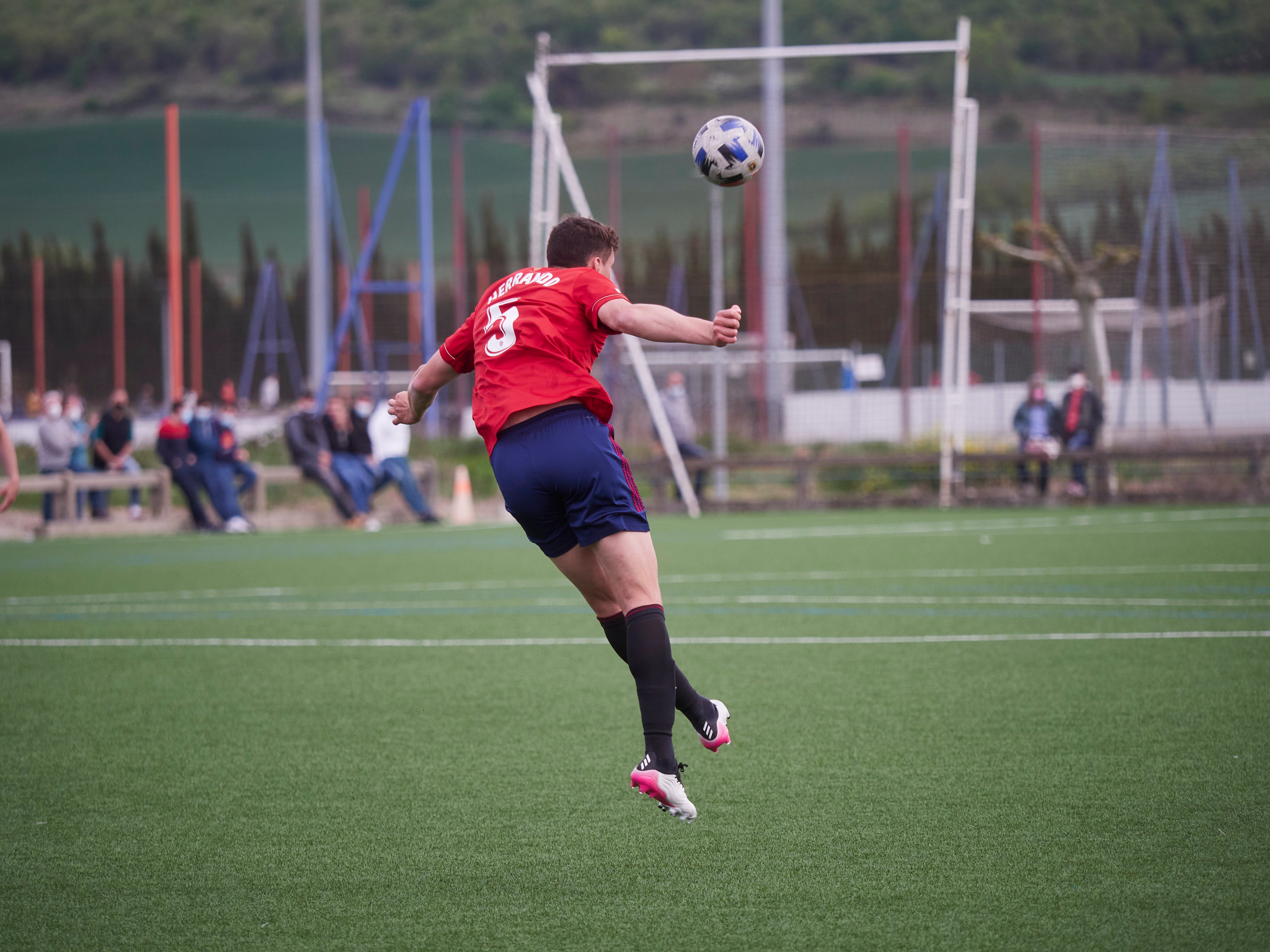 Los pejinos sufrieron la expulsión de dos jugadores en Tajonar, donde cayeron por 3-1