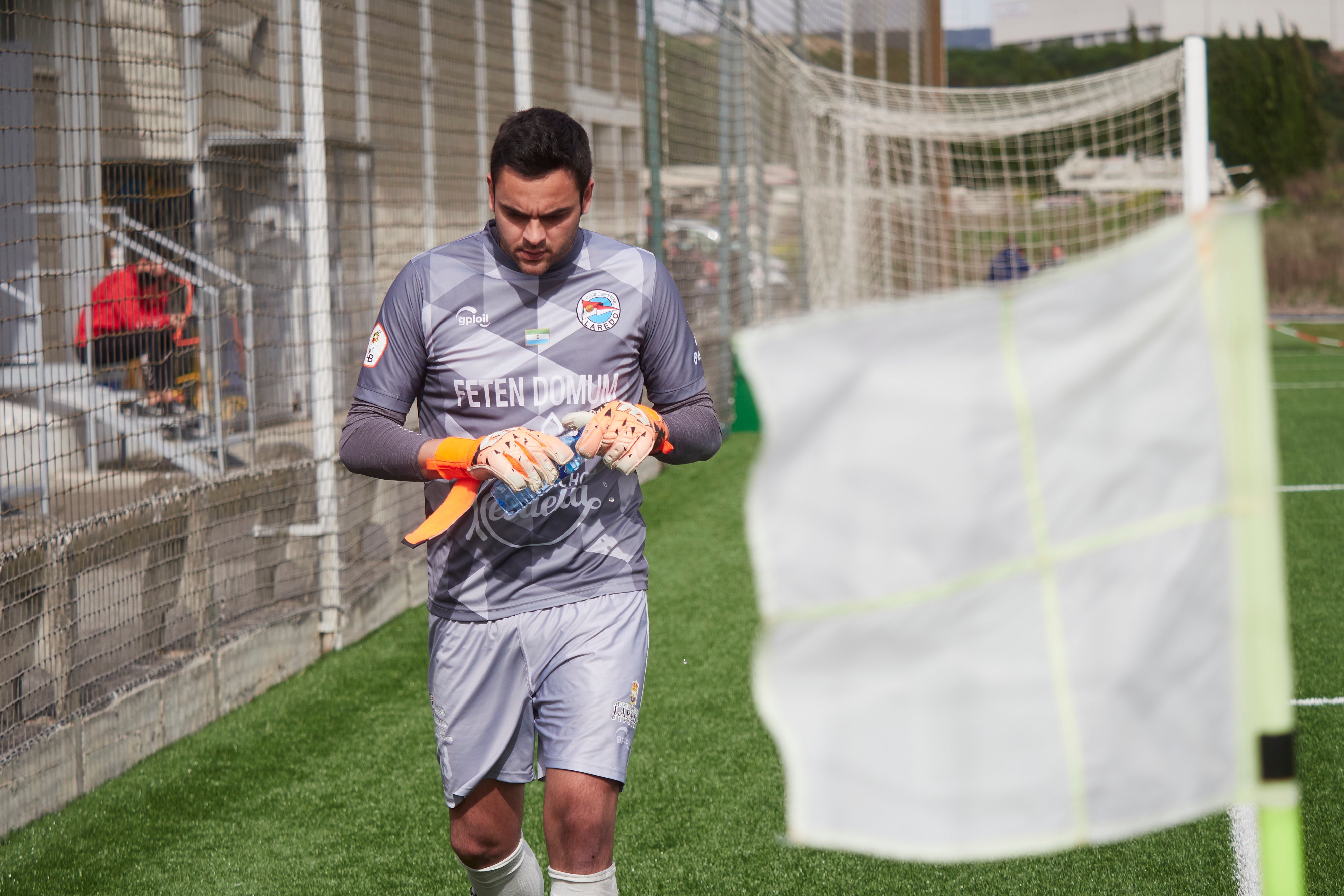 Los pejinos sufrieron la expulsión de dos jugadores en Tajonar, donde cayeron por 3-1