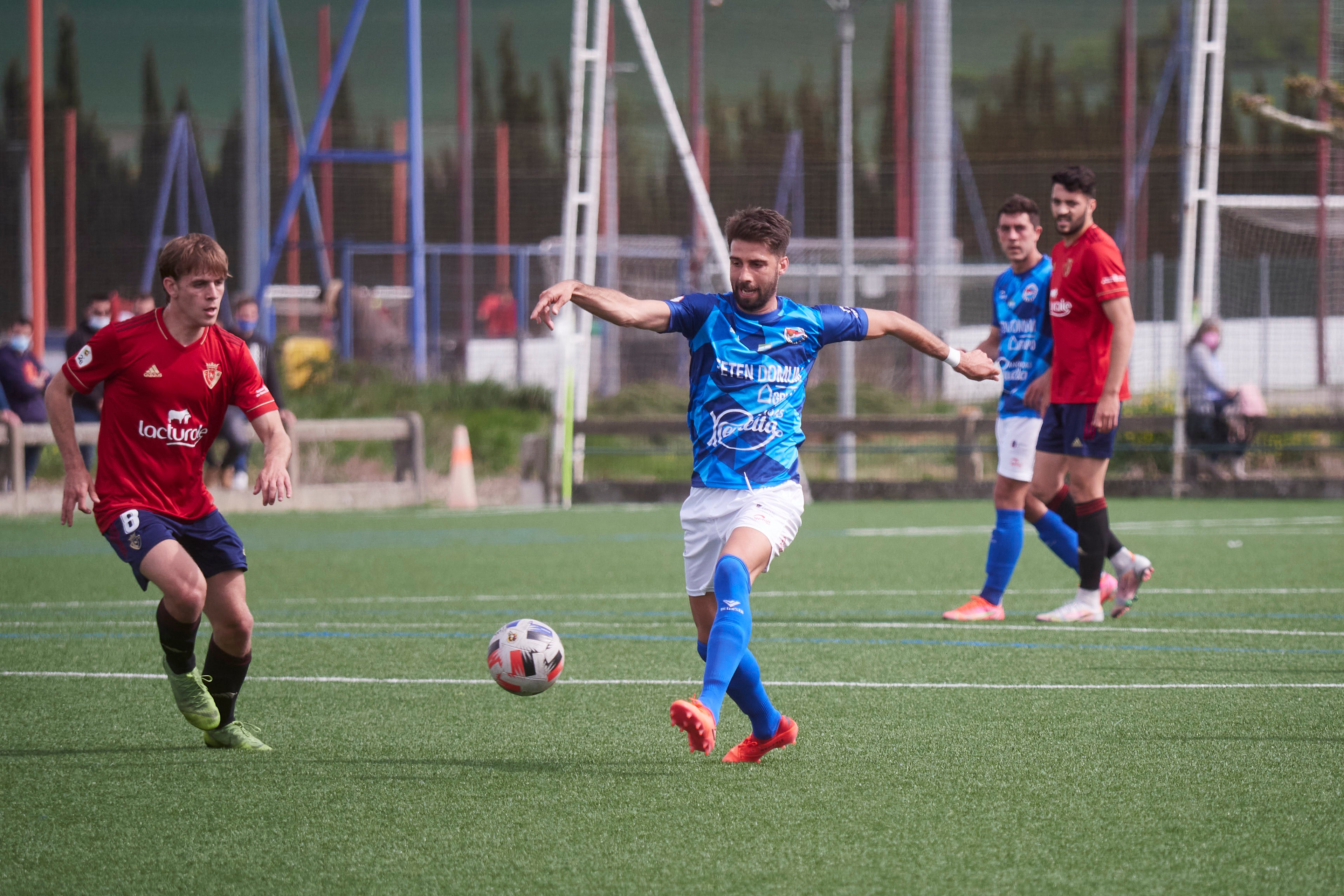 Los pejinos sufrieron la expulsión de dos jugadores en Tajonar, donde cayeron por 3-1