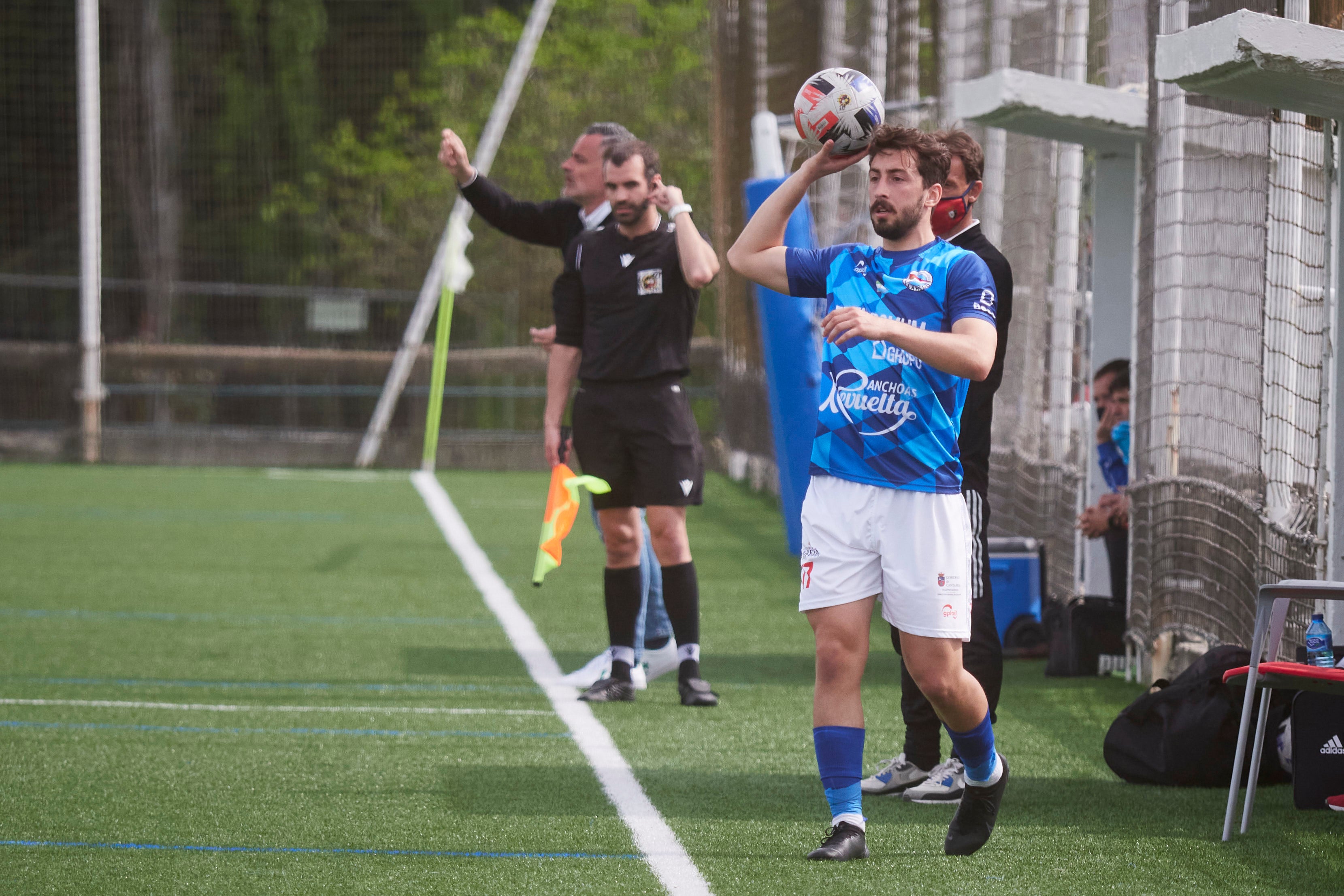 Los pejinos sufrieron la expulsión de dos jugadores en Tajonar, donde cayeron por 3-1