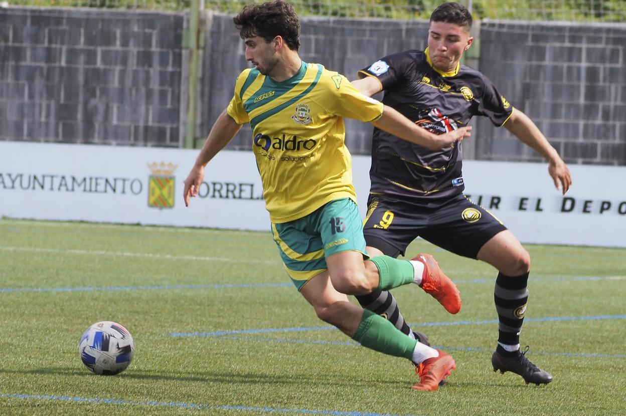 Bustillo, del Tropezón, se lleva el balón ante Quitora, del Cayón. 