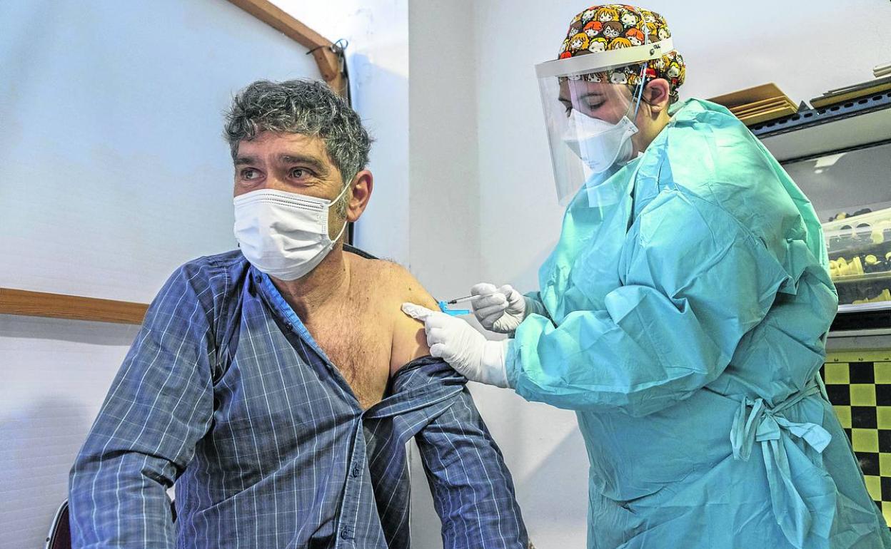 Un hombre recibe un pinchazo en el vacunódromo de Castro Urdiales.