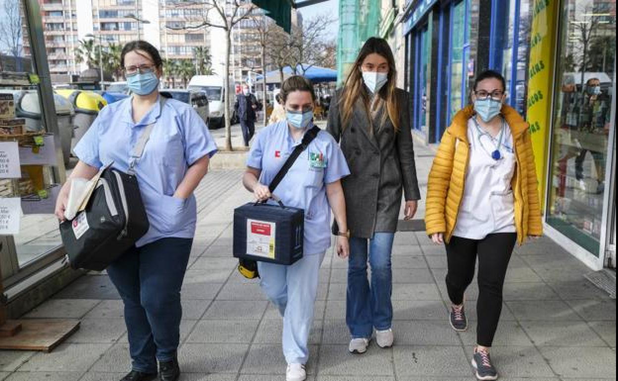 Un grupo de sanitarias desplazan a pie para vacunar en domicilios. /