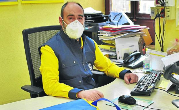 Enrique Sainz-Pardo es cartero rural en el valle de Iguña y Anievas. 