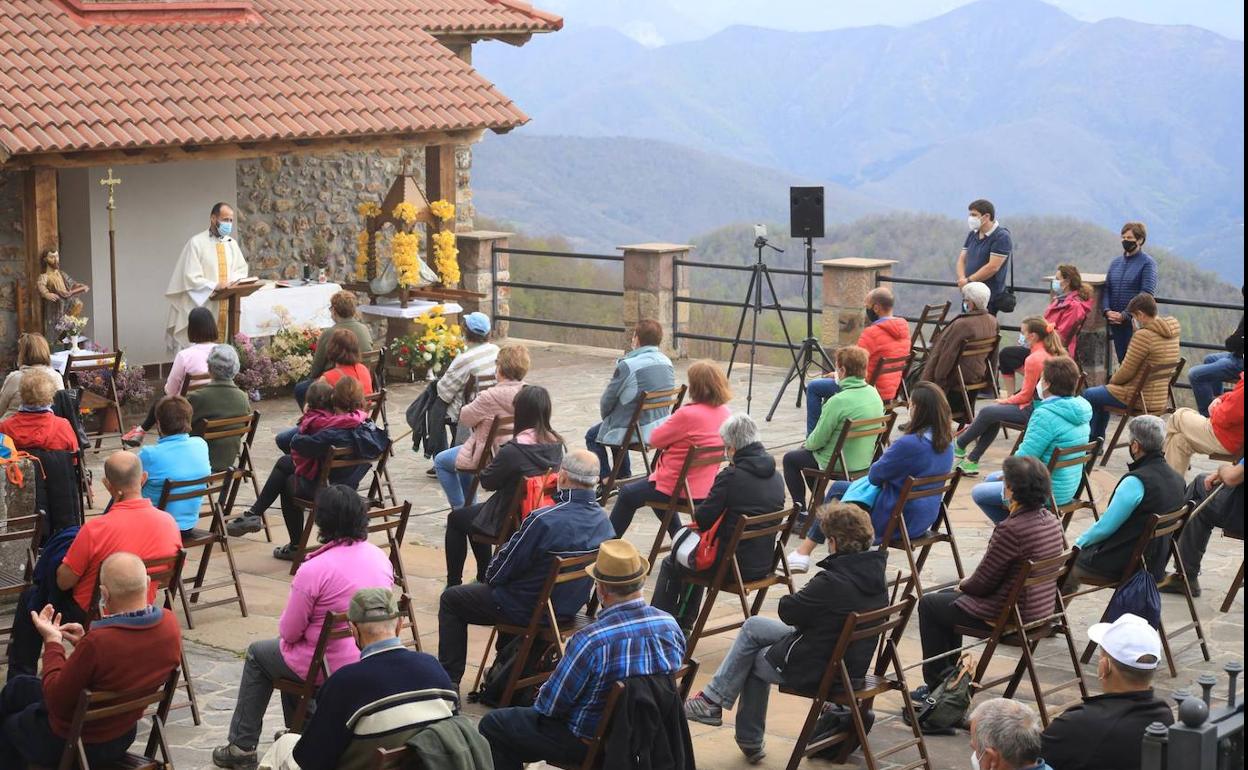 La misa tuvo lugar en el exterior del santuario con la presencia de la Virgen de la Luz.