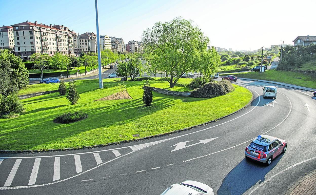 Dos vehículos se incorporan al carril exterior de la turborrotonda de la S-20 y otros dos circulan por el carril interior. 