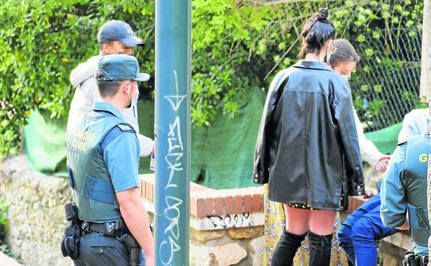 Siete agentes de la Guardia Civil patrullaron Somo para impedir que se repitiera la fiesta de la semana precedente. 