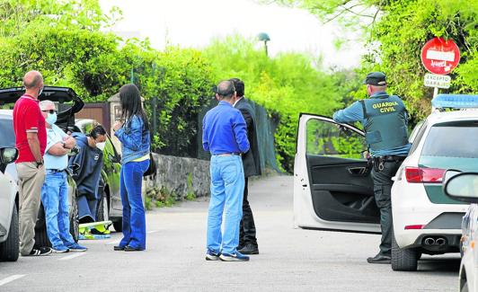 Un grupo de vecinos de Somo conversa con agentes de la Guardia Civil sobre los botellones que presencian cada fin de semana frente a sus casas. 