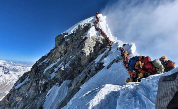 El Everest registra un récord de solicitudes para escalar en primavera ante el final de las restricciones en Nepal