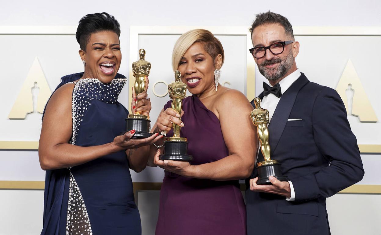 Mia Neal, Jamika Wilson y Sergio López-Rivera, miembros del equipo de maquillaje y peluquería de 'La madre del blues', posan con sus Oscar. 